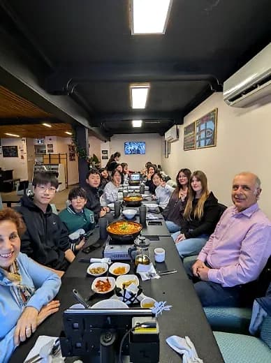 인솔자·현지 관리자와 함께하는 단체 식사