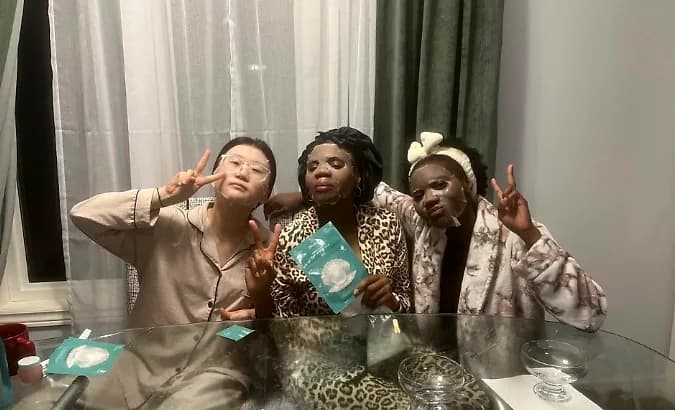 저녁 시간을 함께 보내는 홈스테이 또래들 — 홈스테이 영어캠프 생활
