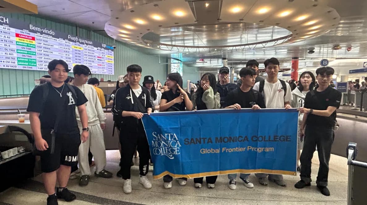 출국 당일 공항 — 파트너 대학으로 함께 떠나는 학생들
