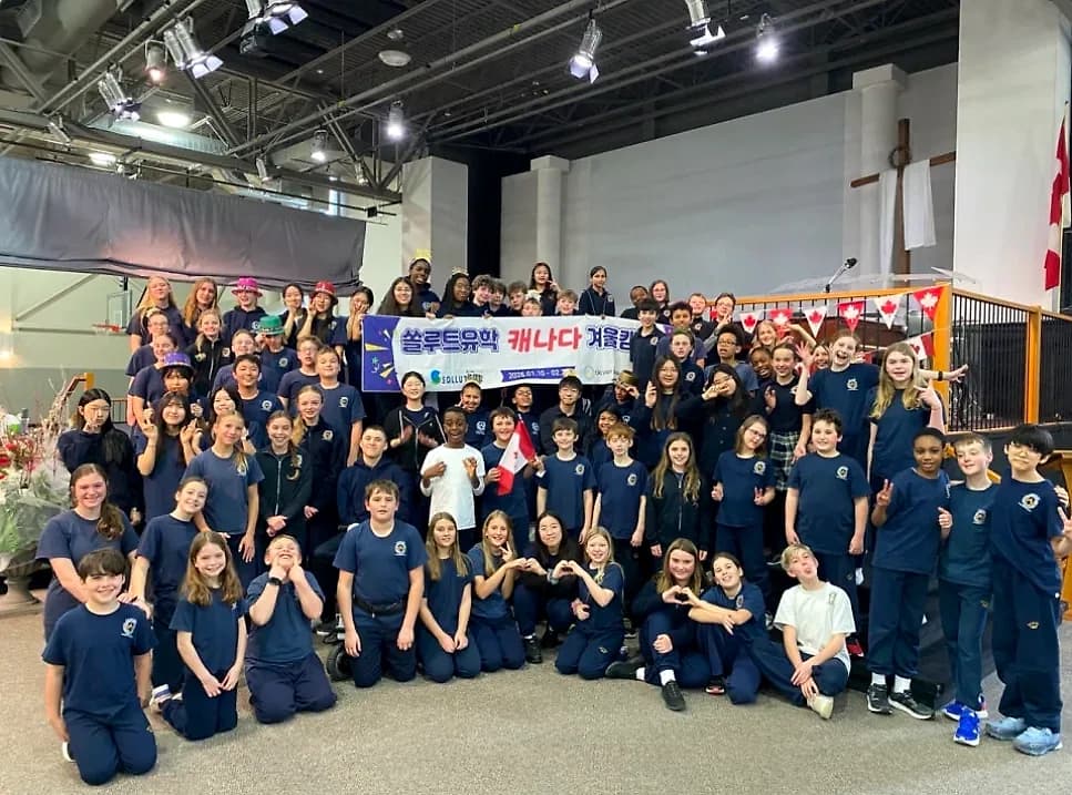 캐나다 7주 겨울캠프 전체 참가 학생 단체 사진 — 현지 학교 강당